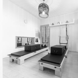 cadillac_72dpi photo decorative: salle privée avec deux lit reformer pour cours privés