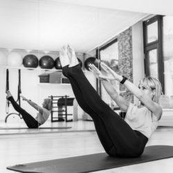 jojo_teaser_72dpi Posture de pilates: josiane buchart avec un reflet dans un miroir en position de teaser