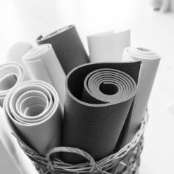 tapis_72dpi photo décorative de tapis de yoga enroulés dans un panier