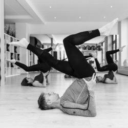 trio_homme_72dpi Posture de Pilates: deux femmes et un homme en position ciseaux.
